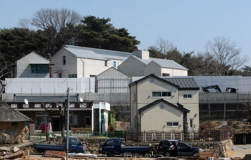 외관 공사를 마치고 내부 마감 중인 양산시 평산마을 문재인 대통령 사저. <연합뉴스>